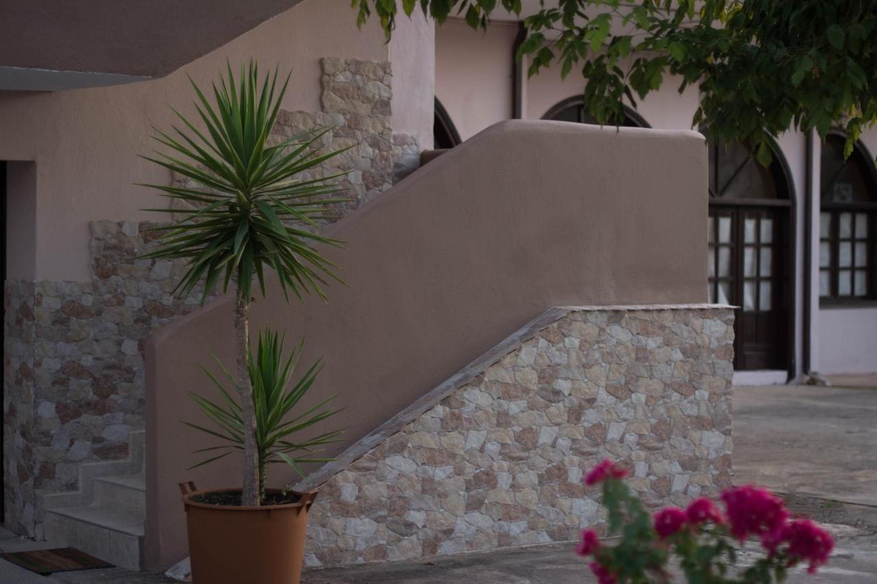 פסאקודיה Palm Tree Apartments מראה חיצוני תמונה